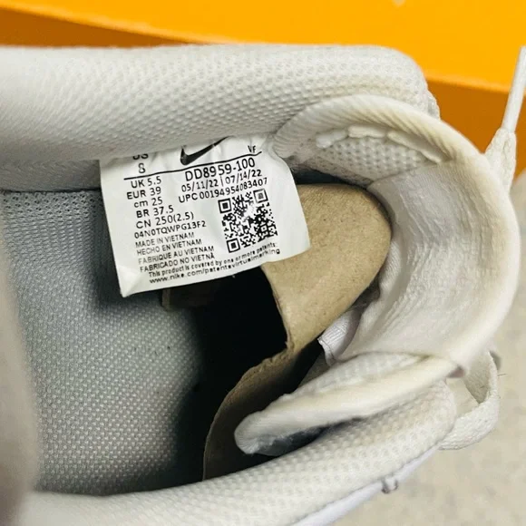 EUC Women’s Size 8 (Euro Sz 39) Nike Air Force 1 Low 07’ Sneakers Triple White - Picture 11 of 15